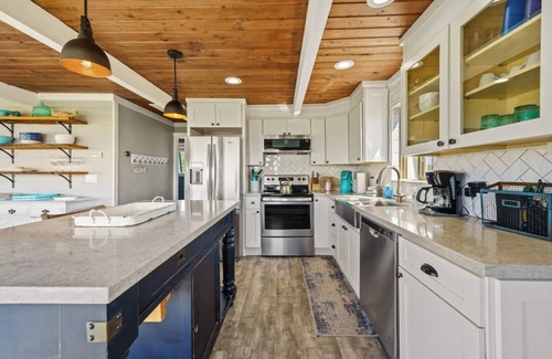 Moclips House | Steps to the Beach: Breathtaking Views and Amenities