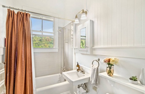 Koloa House | 100 year Hawaiian Plantation Managers Home private pool air condition 3 Acres