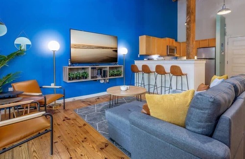 Downtown Apartment | Historic 2BR Loft with Large Patio & Pet-Friendly Amenities