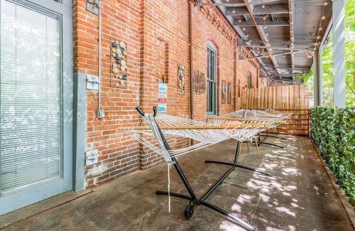 Downtown Apartment | Historic 2BR Loft with Large Patio & Pet-Friendly Amenities