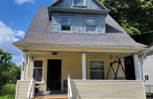 Lansing House | Historic Home by the River with Kitchen Amenities