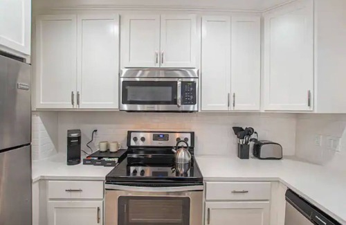 West Plaza House | Historic Craftsman Retreat - Steps from Plaza & Westport