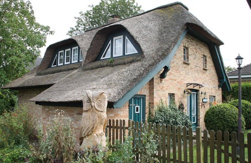 Thomsdorf House | Romantic Lüntsches Schloss: Cozy Thatched-Roof Retreat