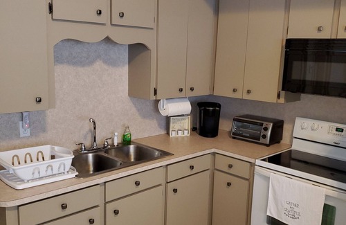 Spanish Wells Apartment | Beachfront Bliss: 10/10 Hotel with Free Golf Cart Access