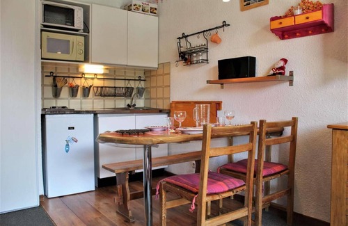 Risoul Apartment | 100m from resort center, 2nd floor, balcony, tv, ski locker, 20m², Risoul