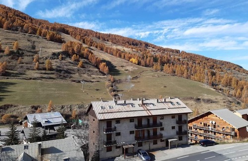 Vars Apartment | Cozy Retreat 100m from Shops with Top Amenities in Vars