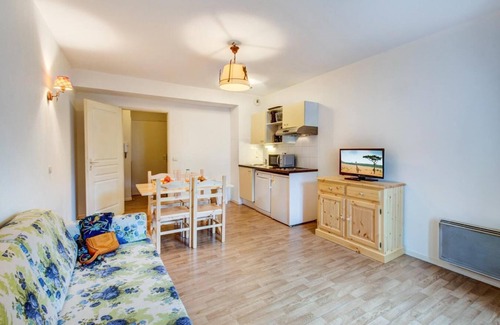 Bagneres-de-Luchon Apartment | 100m from ski lifts, tv, ski locker, 56m², Luchon-Superbagnères