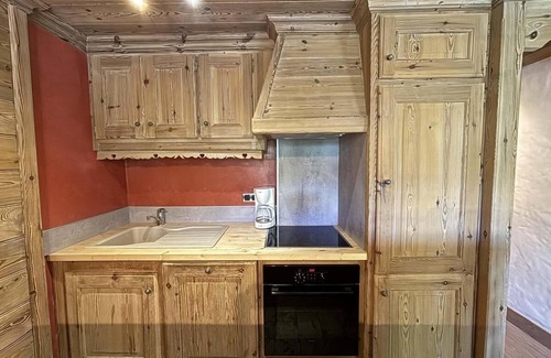 Meribel Centre Apartment | Convenient Méribel Escape with Balcony and Spa Access