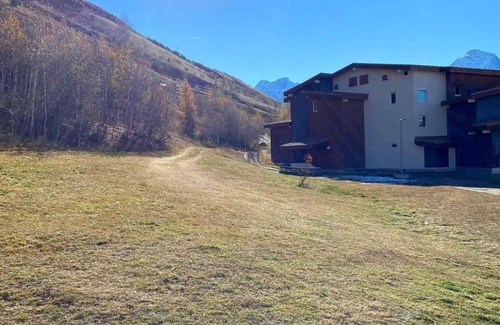 Mont-de-Lans Apartment | Convenient Ski Access and Family-Friendly Amenities in Les 2 Alpes