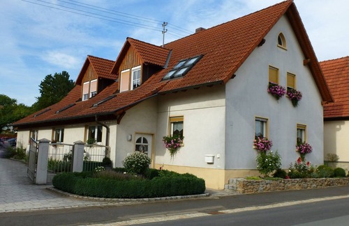 Sulzdorf an der Lederhecke Apartment | Spacious 3-Bedroom Fully Equipped Apartment with Breakfast