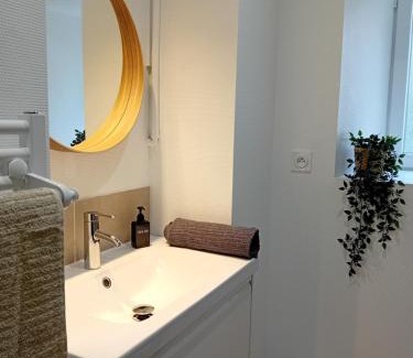 Quartier Chorier-Berriat Apartment | Renovated Apartment: 9.5/10 Rating, Near Tram & Clinic
