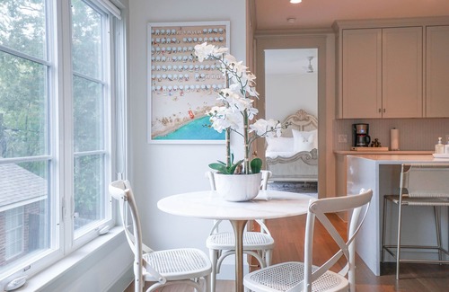 Kessler House | Elegant Bishop Arts Townhome with Spa & Family-Friendly Perks