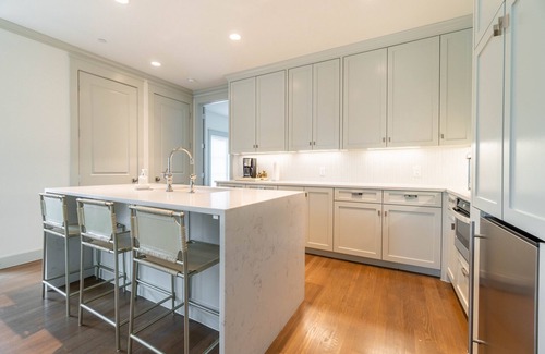 Kessler House | Elegant Bishop Arts Townhome with Spa & Family-Friendly Perks