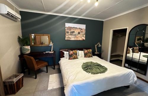 Jwaneng House | Cozy 1020 Sehudi Guesthouse: Pet-Friendly with a Pool