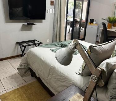Jwaneng House | Cozy 1020 Sehudi Guesthouse: Pet-Friendly with a Pool