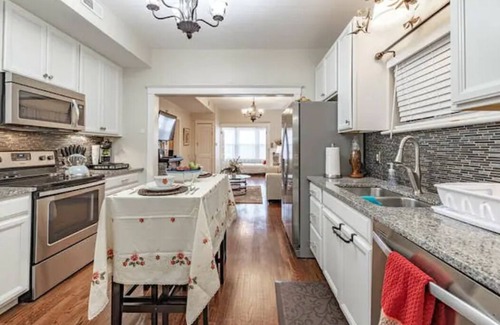 St. Louis Apartment | Prime Delmar Loop Hotel: Guest Rated 10/10 & Family-Friendly
