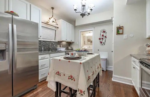 St. Louis Apartment | Prime Delmar Loop Hotel: Guest Rated 10/10 & Family-Friendly