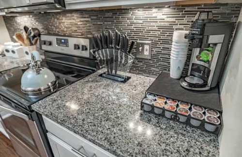 St. Louis Apartment | Prime Delmar Loop Hotel: Guest Rated 10/10 & Family-Friendly