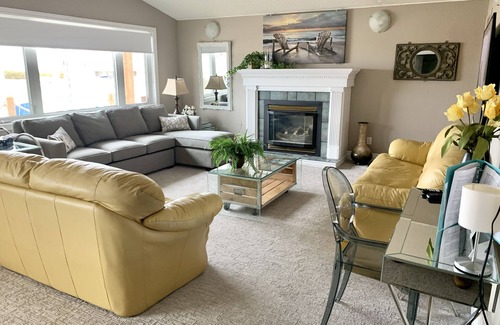 Port Elgin Hotel | Presidential Suite with Lake View & Pool - Top Rated Stay