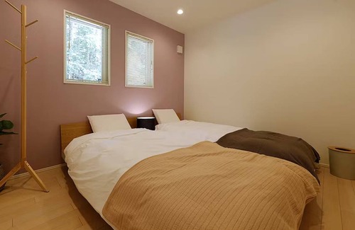 Chino House | Spacious 3-Bedroom House with Kitchen for Up to 5 Guests