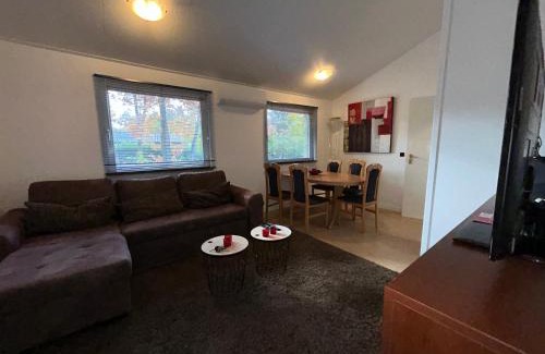Getelo House | 104 smarttv xbox pool restaurant playyard P keybox airco starlink forest pets