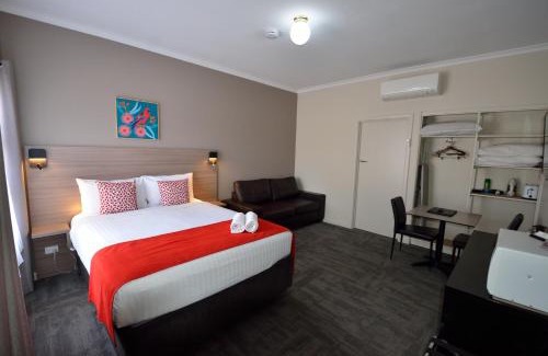 Tatiara Hotel | Inviting 105 On The Park: Highly Rated with Breakfast Included