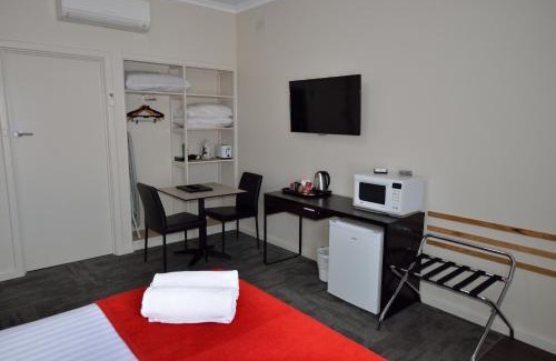 Tatiara Hotel | Inviting 105 On The Park: Highly Rated with Breakfast Included