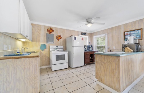 Crescent Beach House | Ideal Family Retreat: 10BDR with Heated Pool & BBQ!