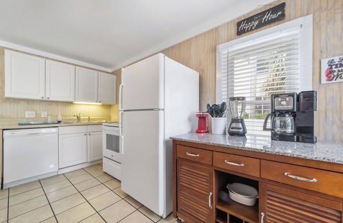 Crescent Beach House | Ideal Family Retreat: 10BDR with Heated Pool & BBQ!