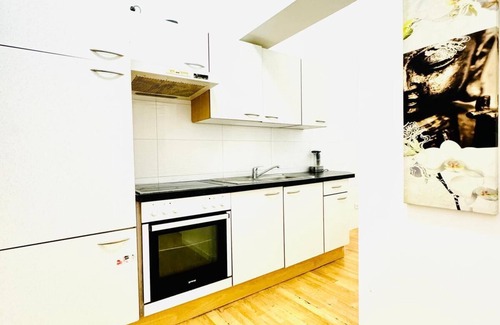 Ottakring Apartment | 10BR Apt for Groups 8Min to Rathausplatz
