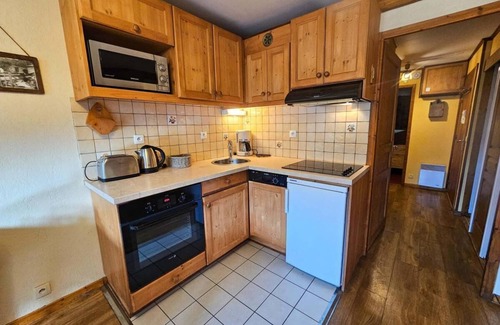 Les Bruyeres Apartment | Cozy Mountain View Retreat with Balcony in Les Menuires