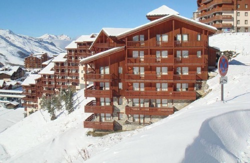 Les Bruyeres Apartment | Cozy Mountain View Retreat with Balcony in Les Menuires
