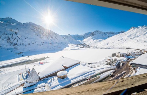 Tignes le Lac Apartment | Modern Retreat near Tignes Resort with Spa & Kitchen Amenities