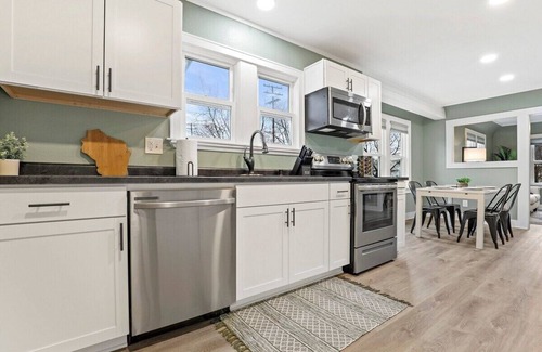 Madison Apartment | Pet-Friendly Hotel Near Capitol - Trails & Parks Await