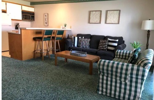 Quincy Condo | Cozy Condo with Pool Access and Easy Shuttle Service