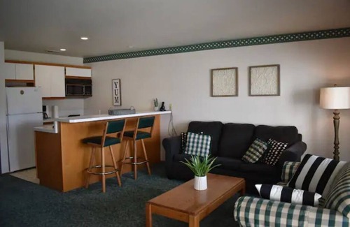 Quincy Condo | Cozy Condo with Pool Access and Easy Shuttle Service