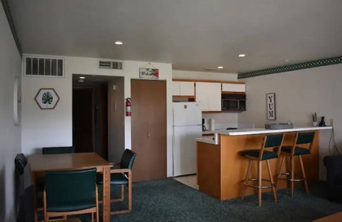 Quincy Condo | Cozy Condo with Pool Access and Easy Shuttle Service