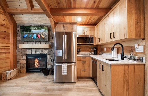 Laura House | Relax at Firefly Lookout with Ocean Views and Pet-Friendly Stays