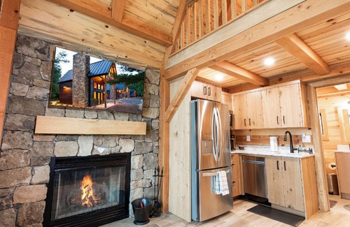 Laura House | Relax at Firefly Lookout with Ocean Views and Pet-Friendly Stays