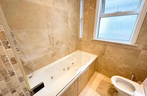 Brent House | 11 Guests - 6min Drive to the Wembley Stadium