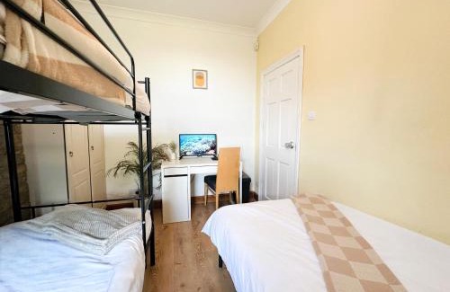 Brent House | 11 Guests - 6min Drive to the Wembley Stadium