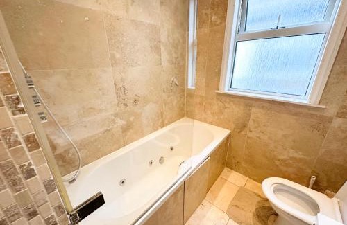 Brent House | 11 Guests - 6min Drive to the Wembley Stadium