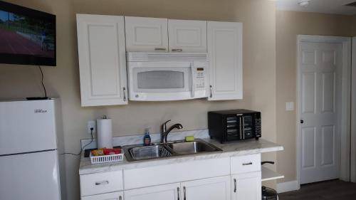 Sun 'N Lake Bed & Breakfast | Eco-Friendly B&B for 2 Guests with Kitchen Amenities