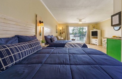 Hot Springs Hotel | Cozy Double Bed Room on Main Channel with Kitchen Access