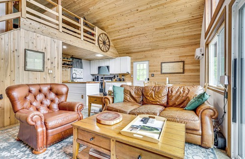 Shenandoah Cottage | 11 Mi to Massanutten: Peaceful Cabin w/Deck