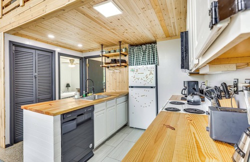 Shenandoah Cottage | 11 Mi to Massanutten: Peaceful Cabin w/Deck