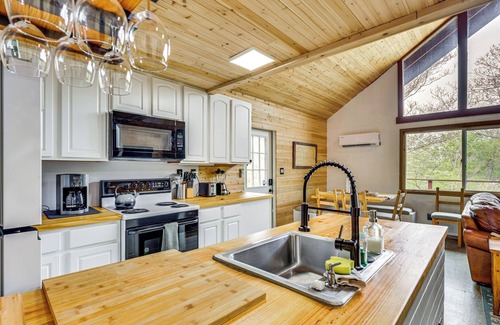 Shenandoah Cottage | 11 Mi to Massanutten: Peaceful Cabin w/Deck