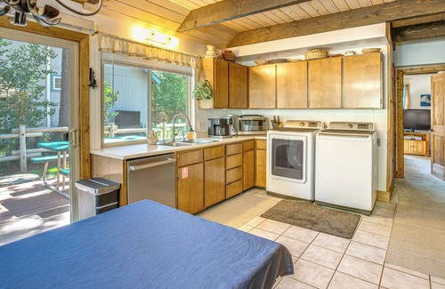 Christmas Valley House | Inviting Lake Tahoe Cabin with Pool Table & Scenic Views