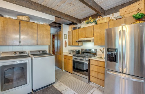 Christmas Valley House | Inviting Lake Tahoe Cabin with Pool Table & Scenic Views