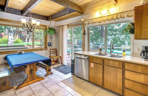 Christmas Valley House | Inviting Lake Tahoe Cabin with Pool Table & Scenic Views